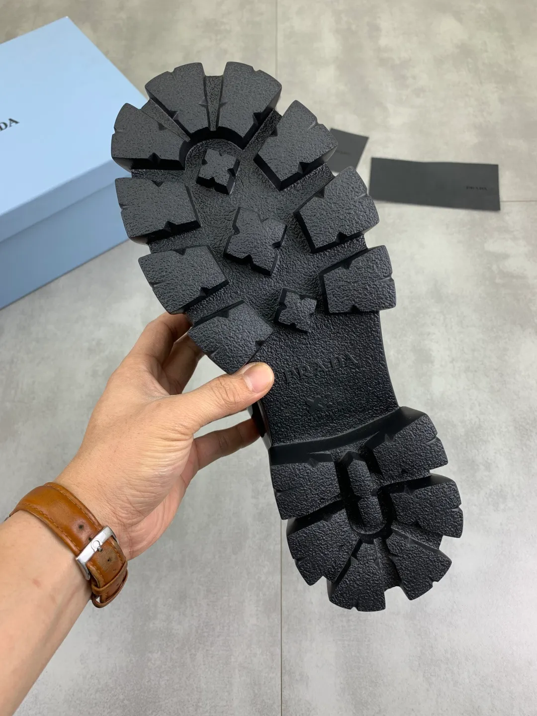 Men's shoes 💰P500 new style 💰 💎💎💎Water-dyed cow lining Original quality PRADA —🆘.Prada Original purchase agent, high-end business leather shoes, fabric: Made of Italian imported open-edge beaded cowhide material ➕Water-dyed cow lining/cowhide lining➕Specially available original outsole, fine workmanship, real-life photos🎬size: 39-45